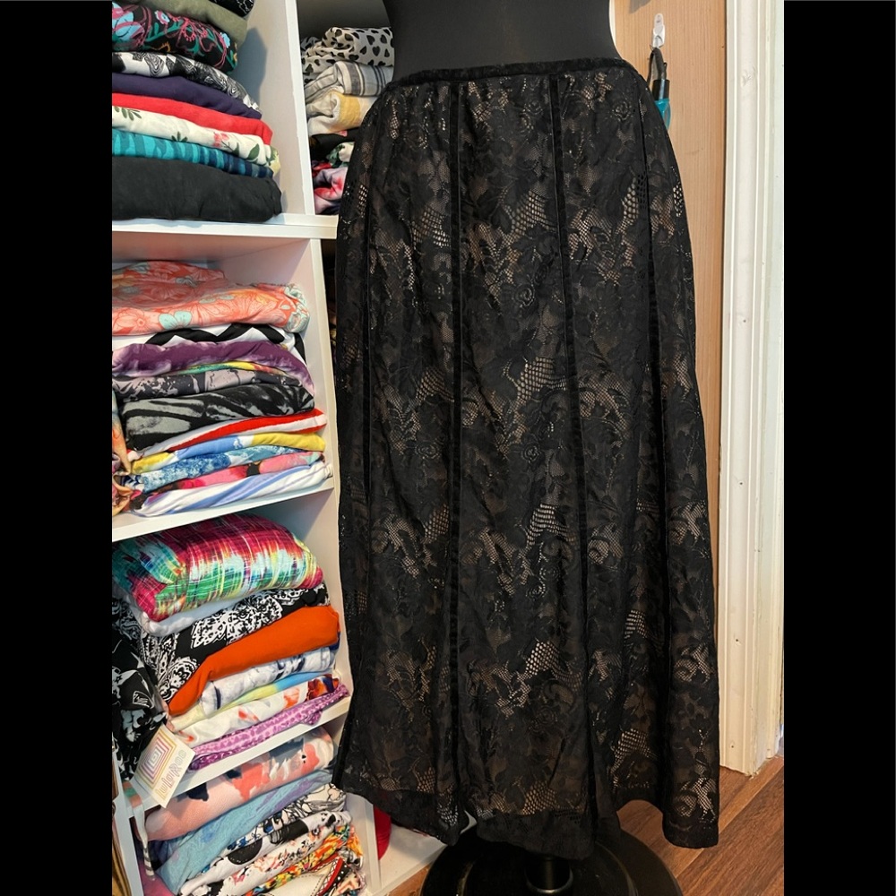 Avenue Lace Skirt